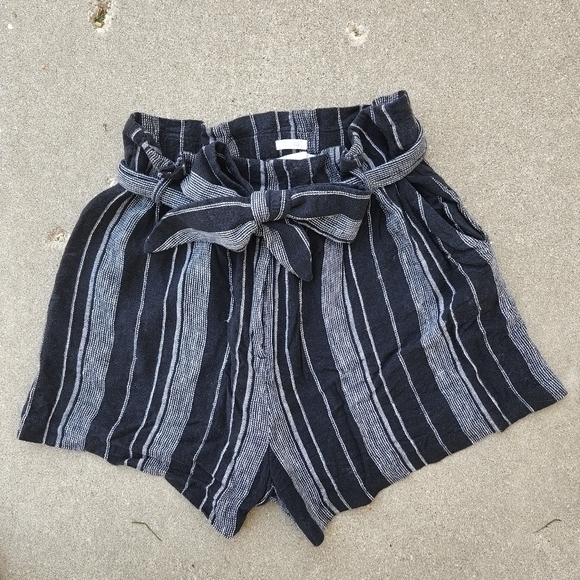 Linen paperbag shorts - Picture 1 of 4